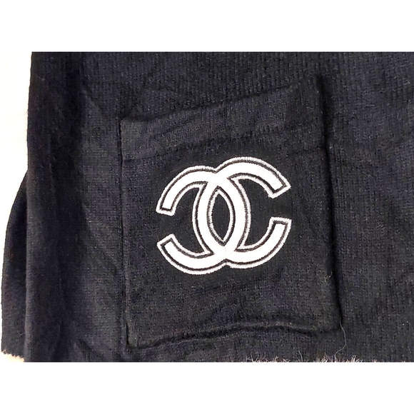 CHANEL Black & White Fur Scarf with Iconic Logo Pocket - Picture 14 of 16
